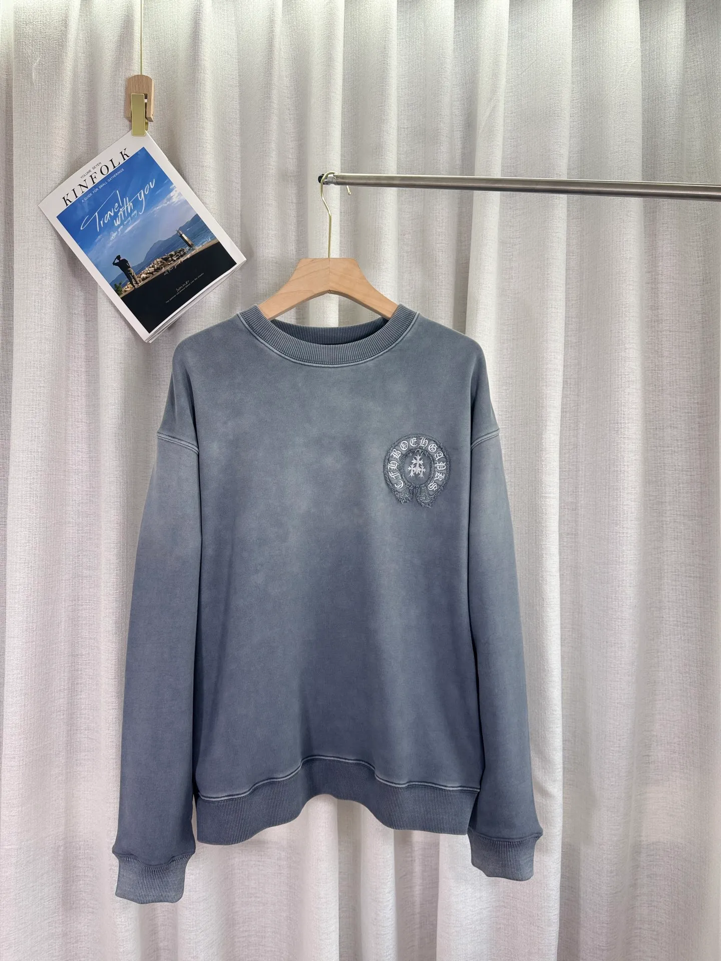 P280 top version, real shot without P, ​​different from market currency) 𝗖𝗵𝗿𝗼𝗺𝗲 𝗛𝗲𝗮𝗿𝘁𝘀/Cro Heart 2025 washed patch embroidery autumn and winter new original single counter American laser burnt 3D three-dimensional color embroidery couple casual sweatshirt 👑The highest version! Customized fabric 500g tripe terry fabric! American acid-washed and distressed original fabric laser burnt ✟appliqué embroidery and exquisite embroidery of letters! The best-selling model in the counter, very comfortable to wear. Accessories: original molded and authenticated collar label➕100% silk wash label. Genuine purchase-grade original hangtag➕matching hanging rope➕3D hanging beads➕original packaging bag. Craftsmanship: The original version has consistent wiring! The highest version of the armhole matching technique! Color: Blue Black Size: S M L XL Style No.: 1033